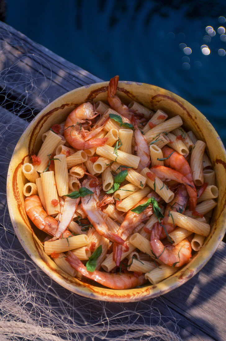 Pasta with shrimps, tomatoes and basil