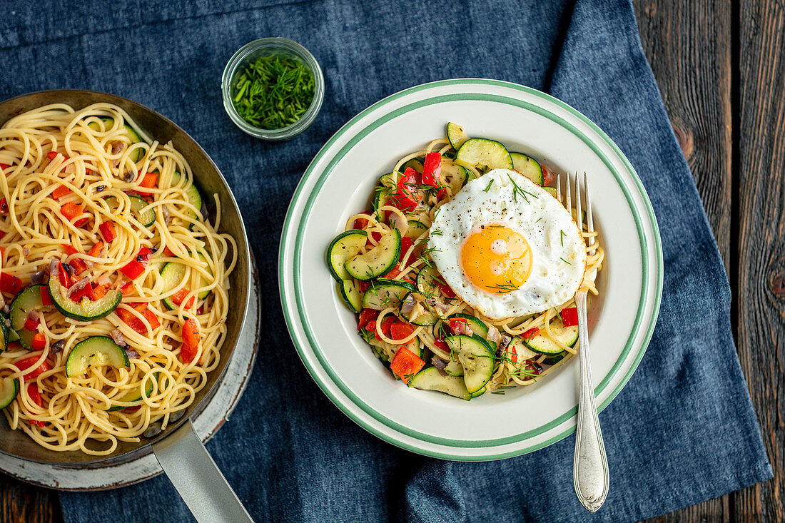 Spaghetti mit Gemüse und Spiegelei