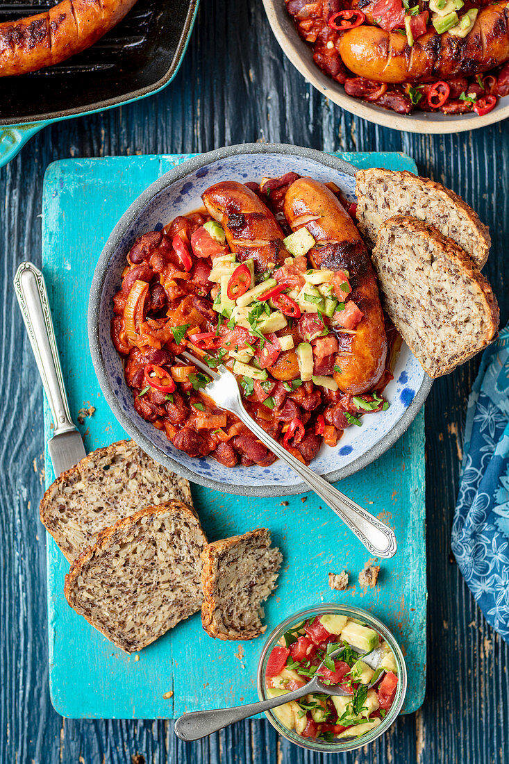 Kidneybohnen-Chili mit Grillwurst