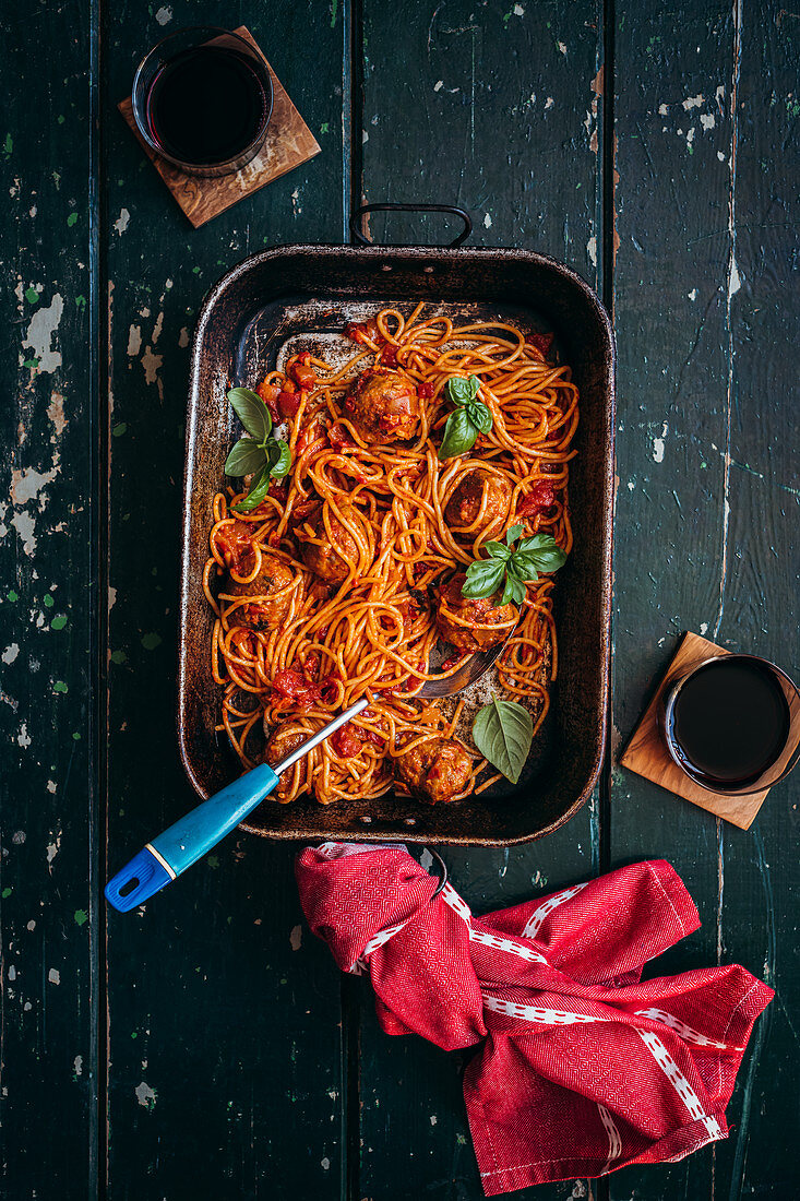 Spaghetti mit Fleischbällchen und Tomatensauce