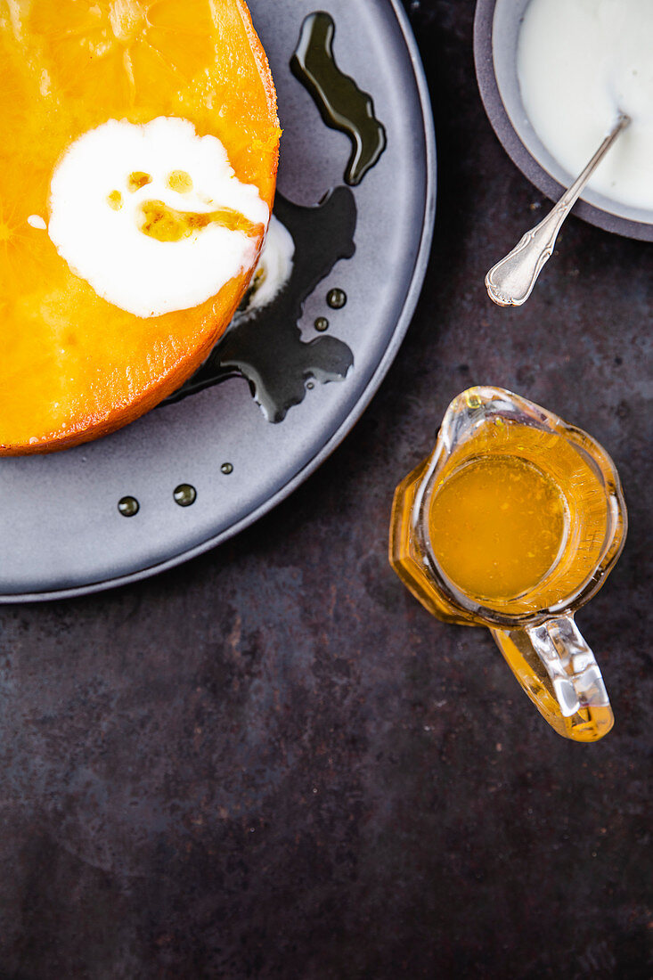 Grieß-Orangenkuchen mit Joghurt und Orangensirup