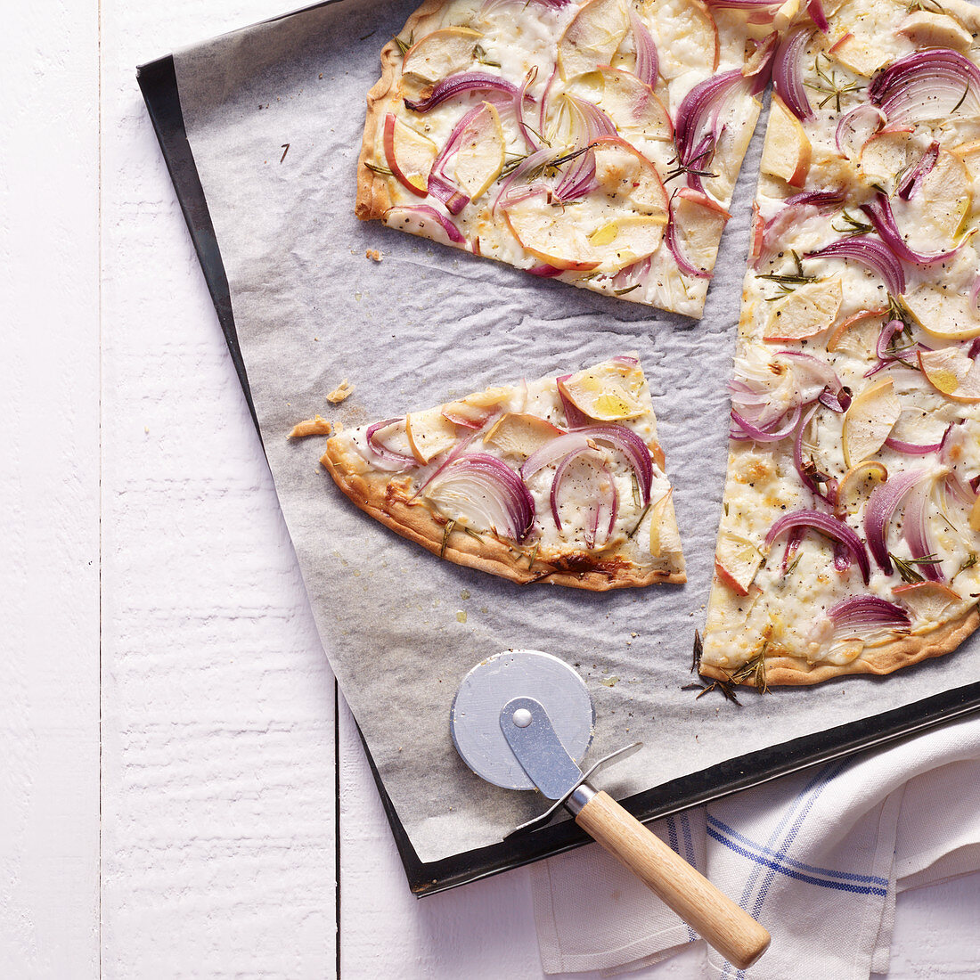 Flammkuchen mit Apfel, Zwiebeln und Ziegenkäse