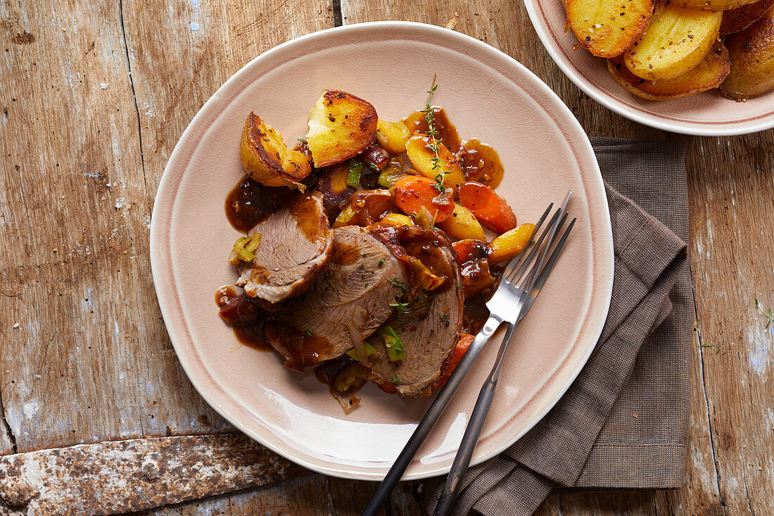 Roast leg of lamb with vegetables