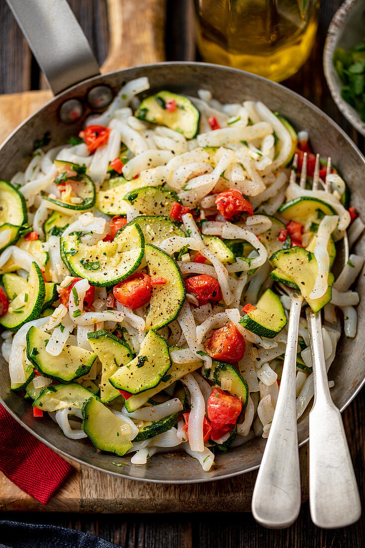 Konjak-Nudeln mit Tomaten und Zucchini