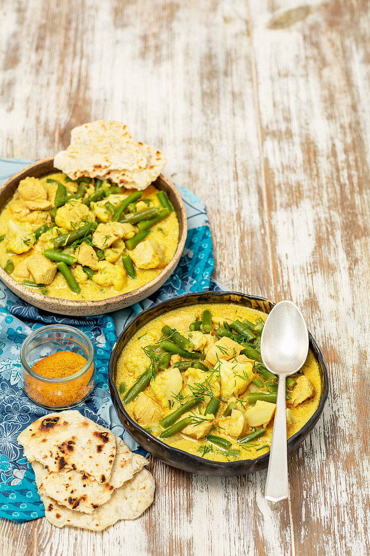 Hähnchen-Blumenkohl-Curry mit Pappadam