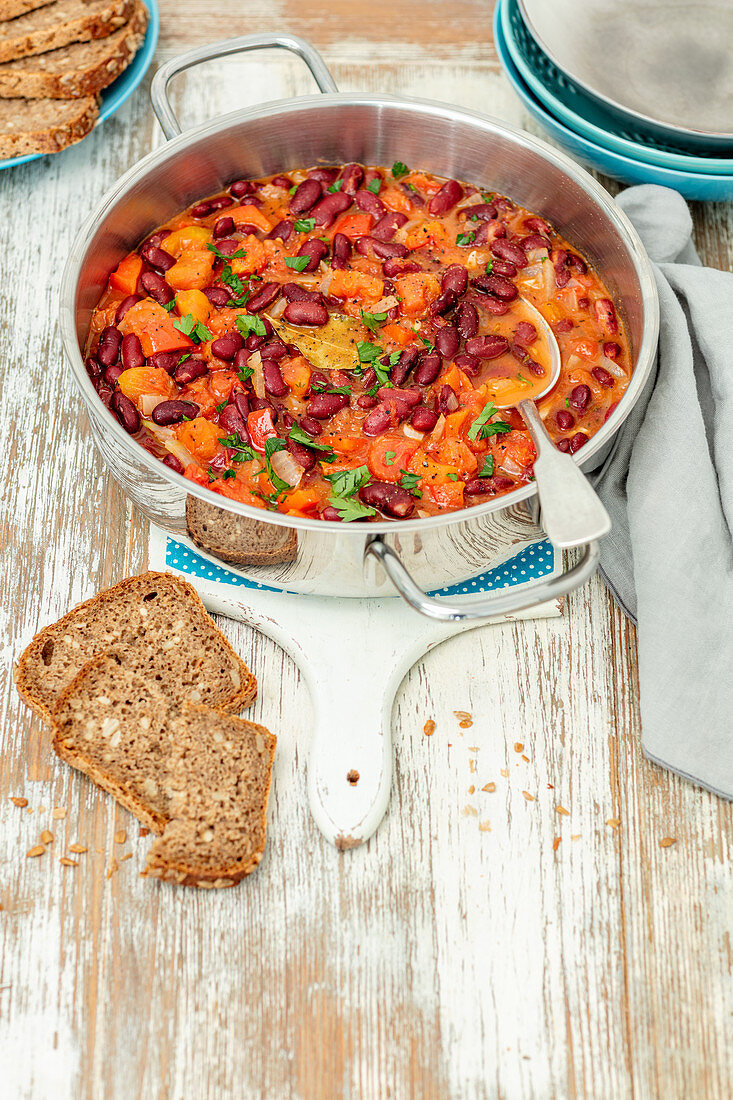 Red kidney bean stew with tomatoes