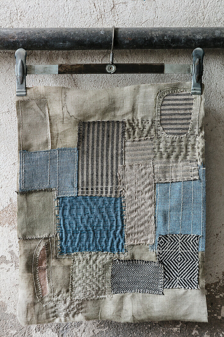 Wandteppich aus Leinen und Denim mit Patchwork-Design