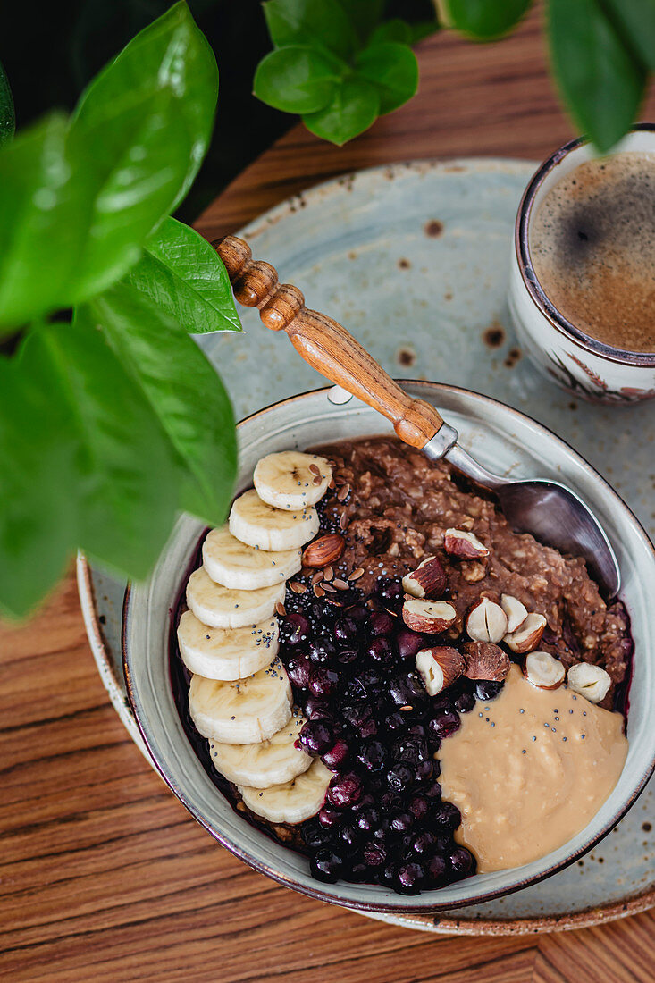 Schokoladen-Porridge mit Banane, Heidelbeeren und Erdnussbutter