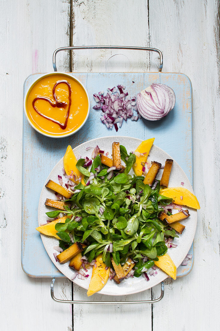 Feldsalat mit Räuchertofu und Mangodressing, vegan