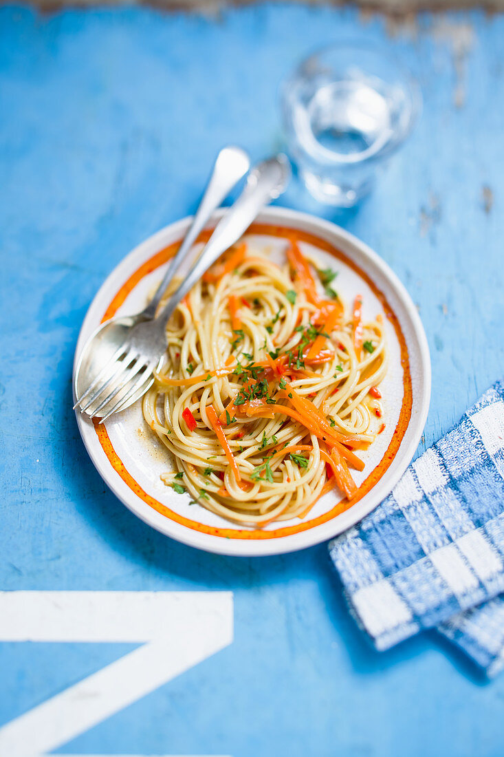 Spaghetti mit Karottenstreifen und Chili