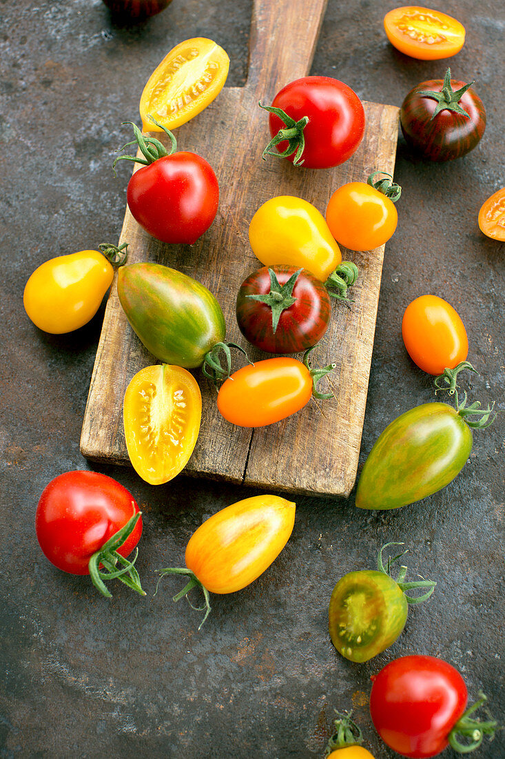 Bunte Tomaten auf rustikalem Untergrund