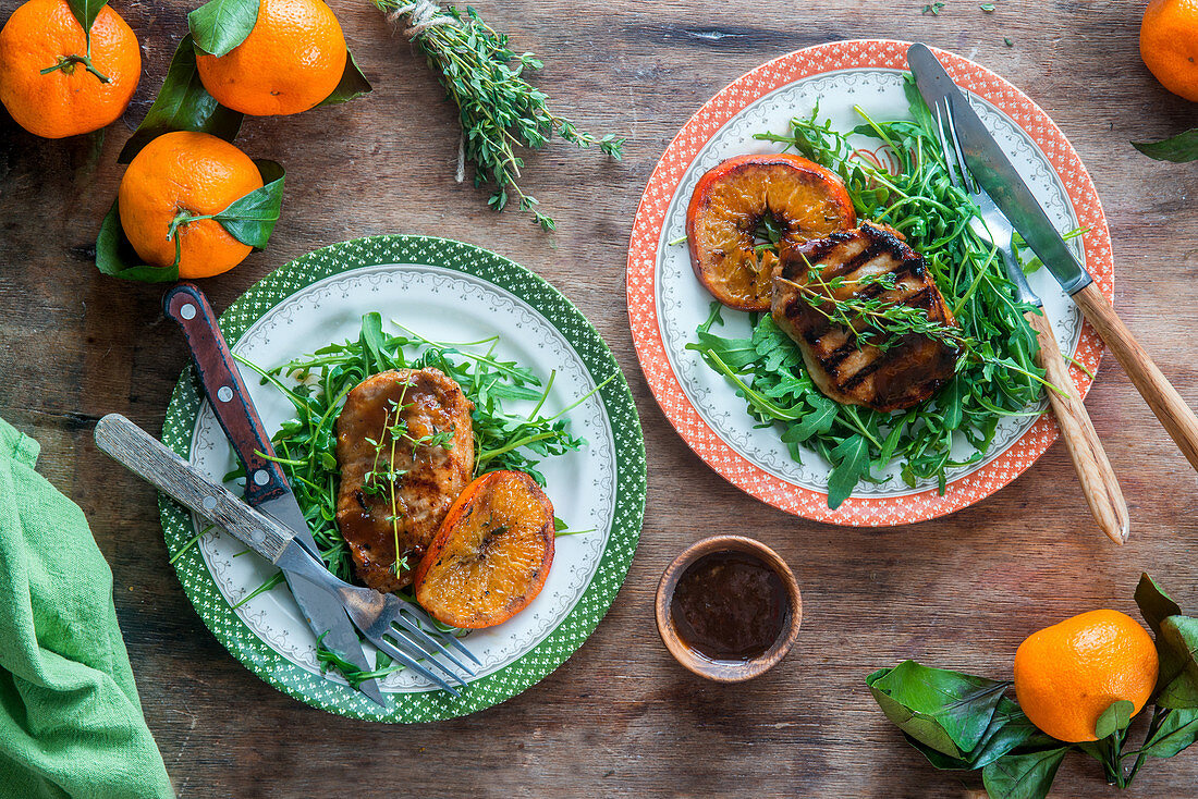 Schweinekoteletts mit Mandarinen und Honig-Sojasauce