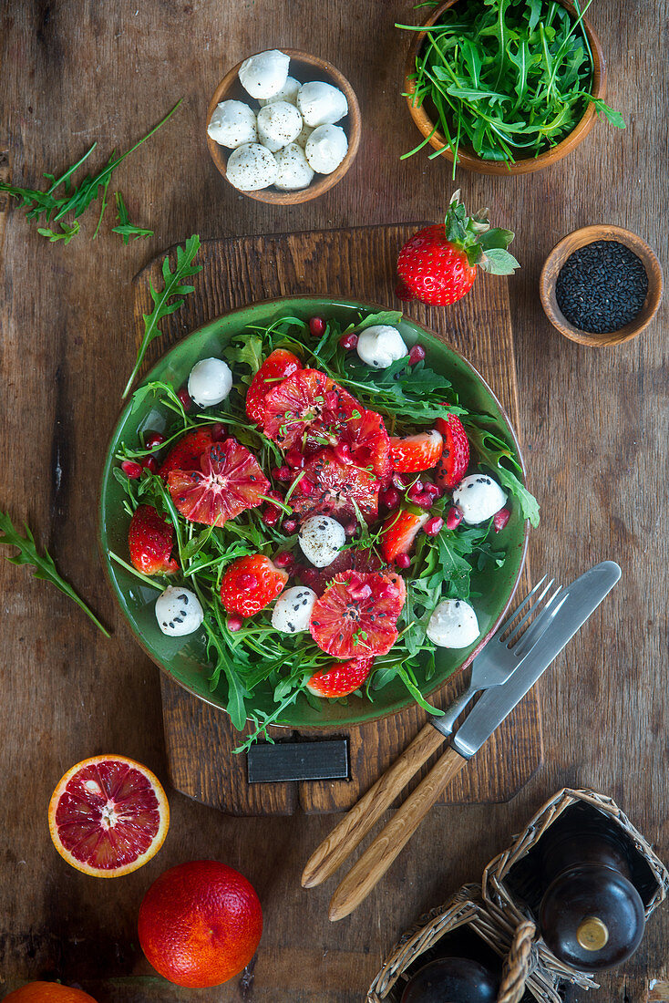 Erdbeer-Blutorangen-Salat mit Mozzarella