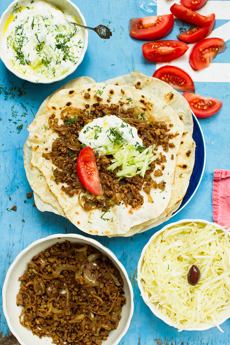 Gyros mit Fladenbrot und Tsatsiki, vegan