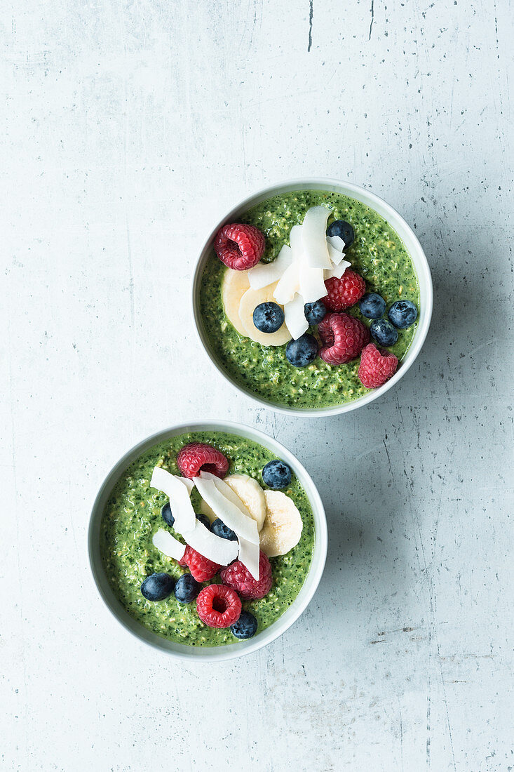 Grüne Overnight Oats mit Beeren und Kokoschips