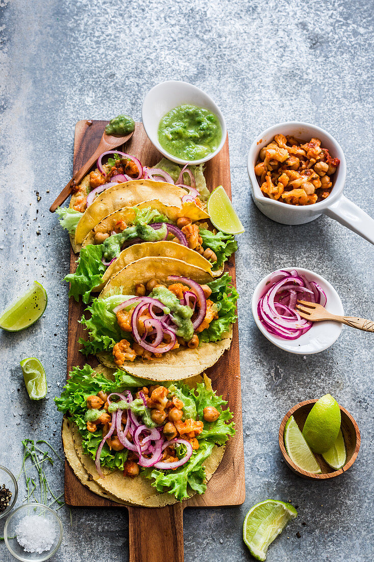 Tacos mit scharfer Kichererbsen-Blumenkohl-Salsa, Salat, Zwiebel und Guacamole