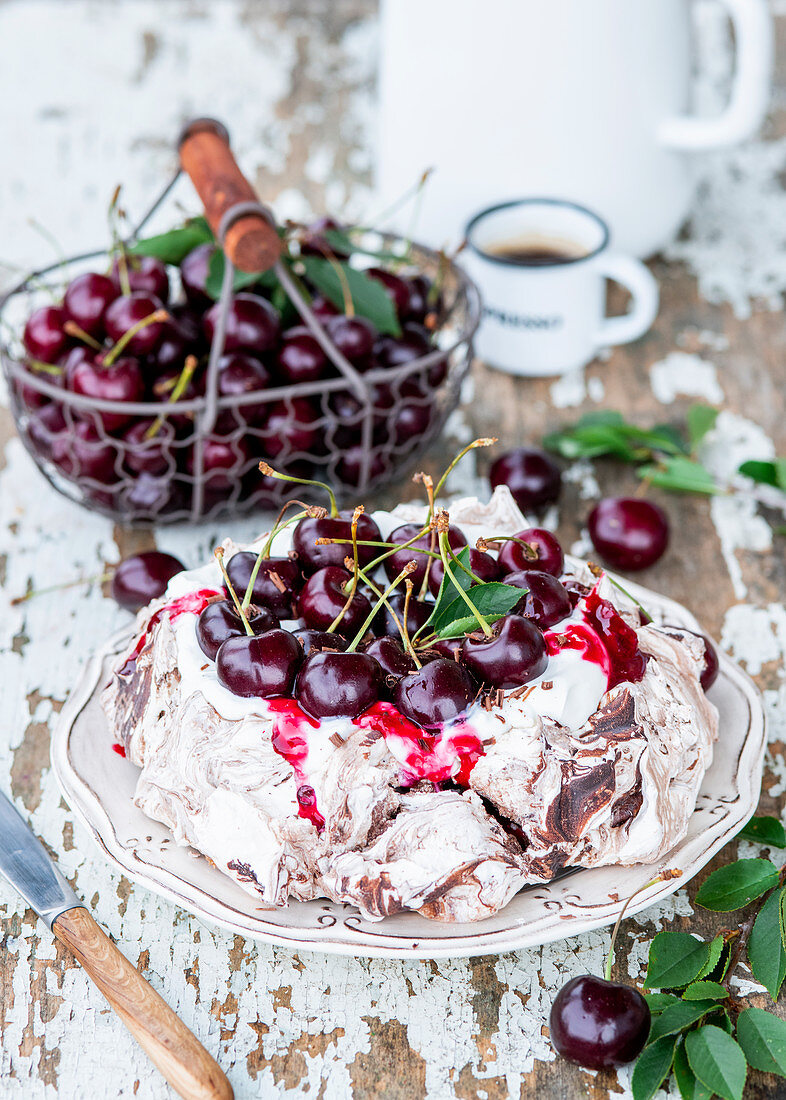 Pavlova mit Kirschen und Schokolade