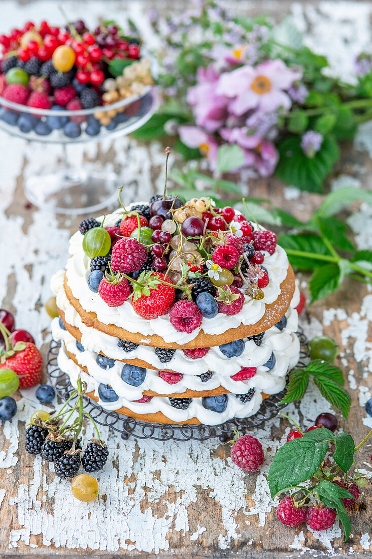 Berry cake with honey layers and mascarpone