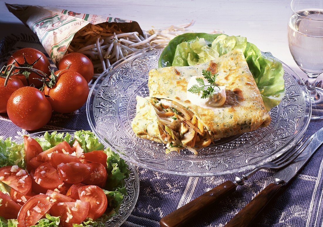 Pfannkuchen mit Gemüse-Sprossen-Füllung; Tomatensalat