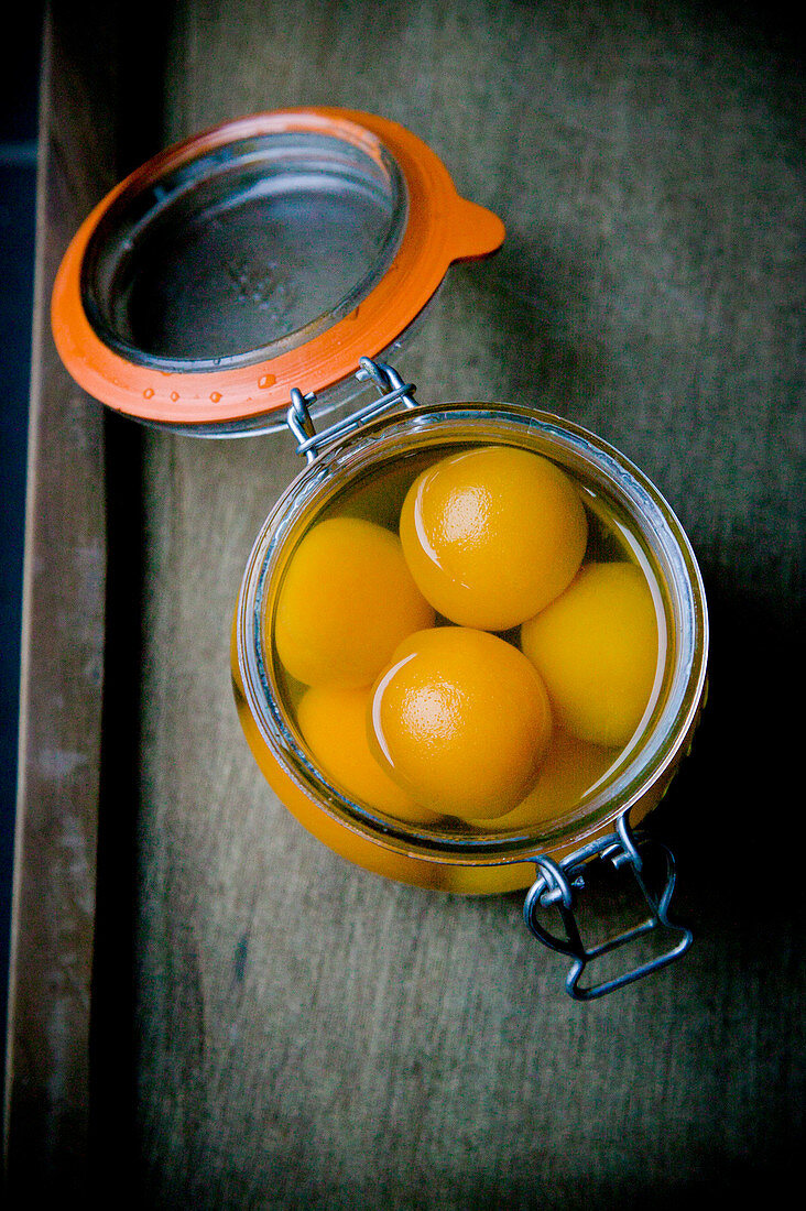 Konservierte Aprikosen im Einmachglas