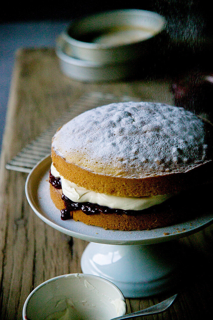 Victoria Sponge Cake auf Tortenständer