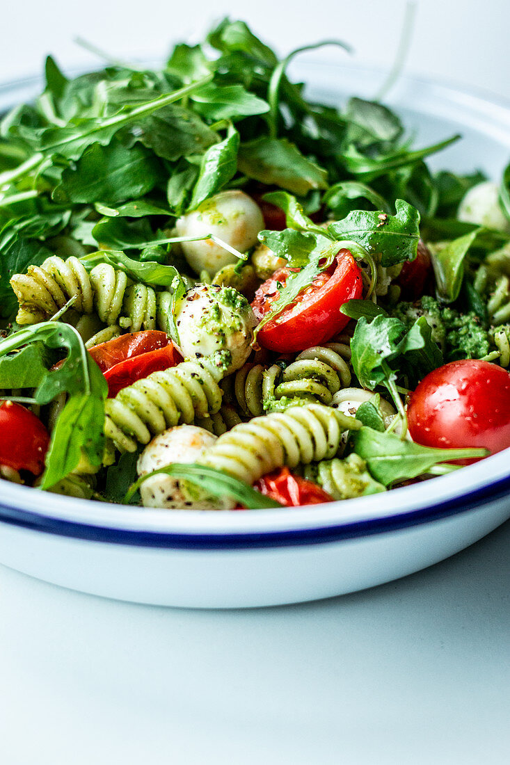 Nudelsalat mit Pesto, Rucola, Tomaten und Mini-Mozzarella