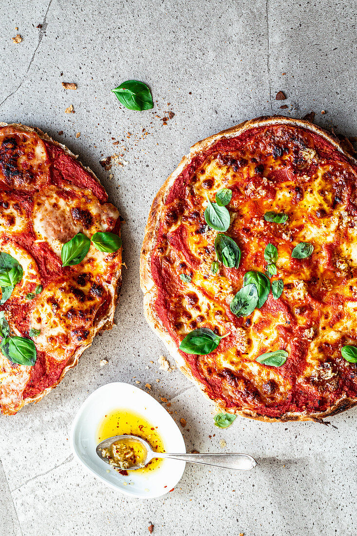 Schnelle Fladenbrotpizza mit Tomatensauce und Basilikum