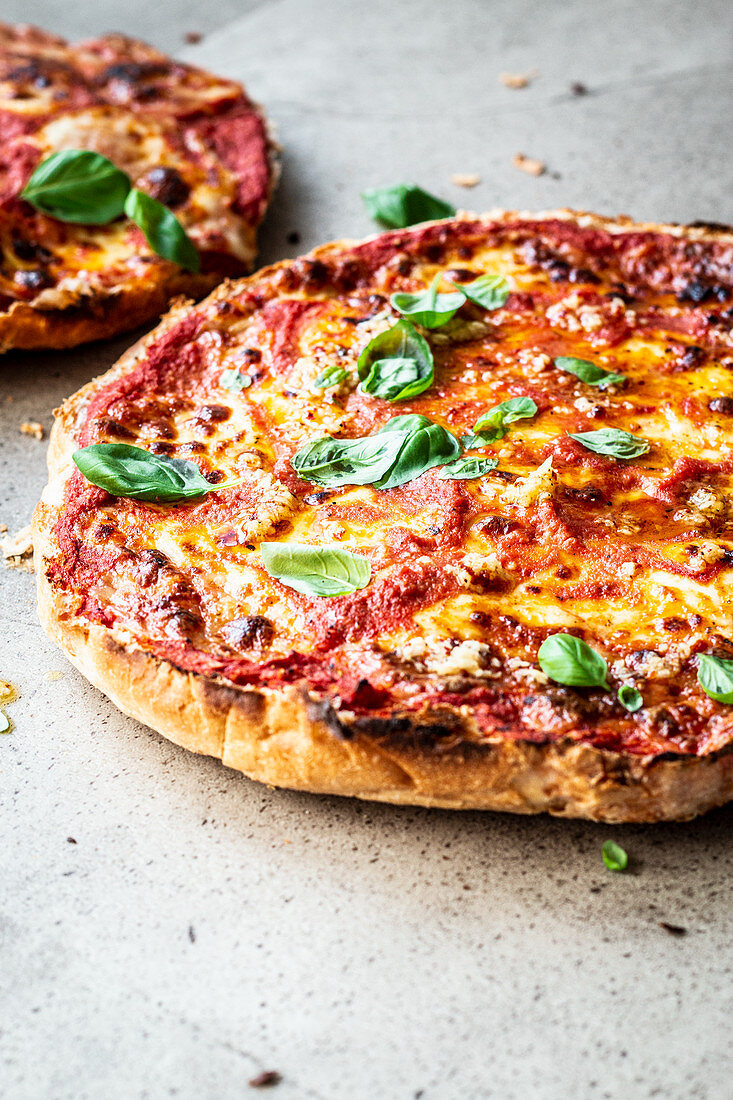 Schnelle Fladenbrotpizza mit Tomatensauce und Basilikum