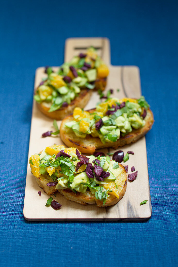Toasted bread with avocado and oranges (vegan)