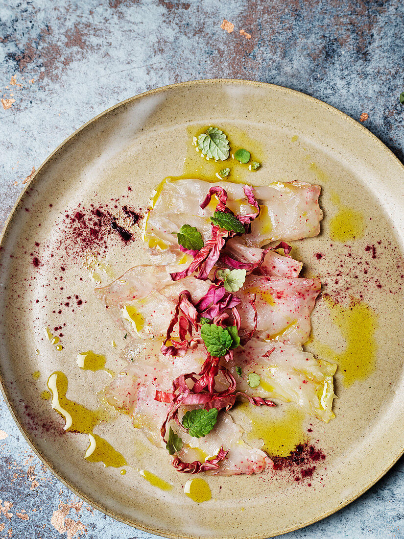 Carpaccio vom Knurrhahn mit Radicchio und Olivenöl