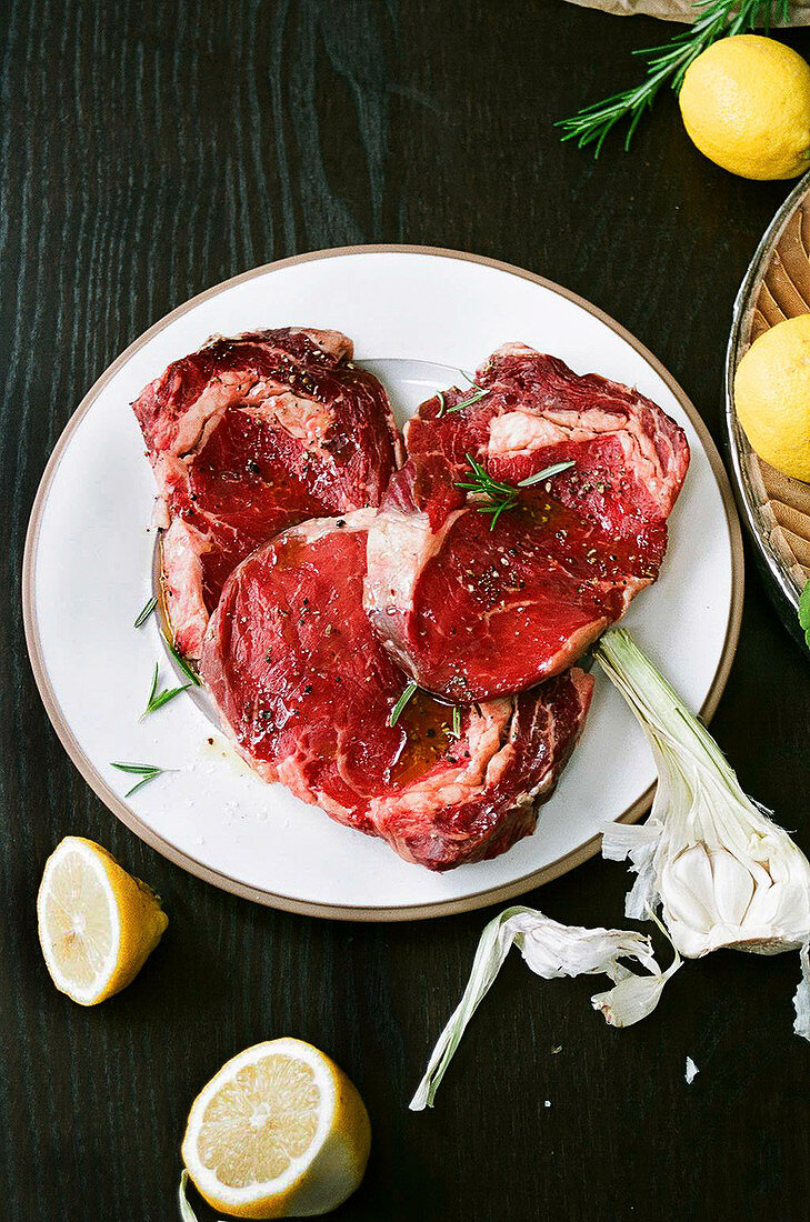 Rohe Steaks mariniert mit Rosmarin, Knoblauch und Zitrone