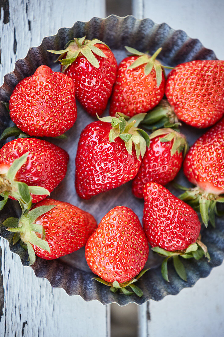 Frische Erdbeeren in einer Backform