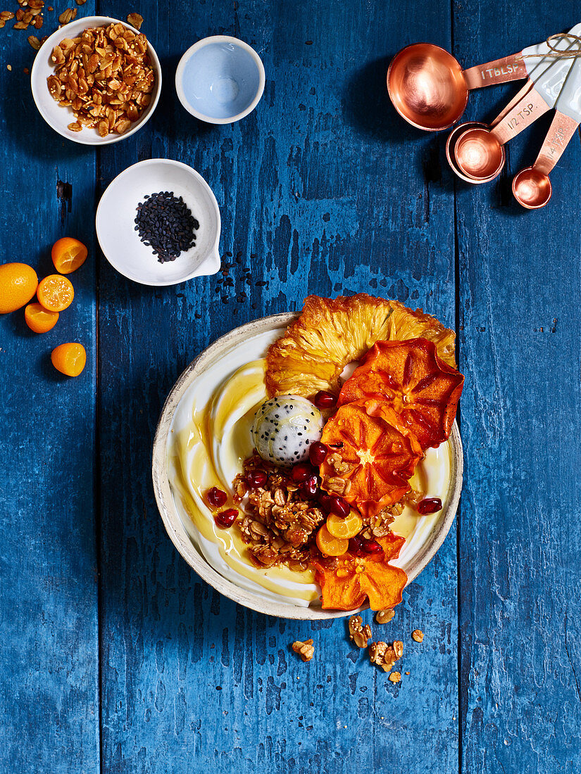 Breakfast Bowl mit Trockenfrüchten und Granatapfelkernen