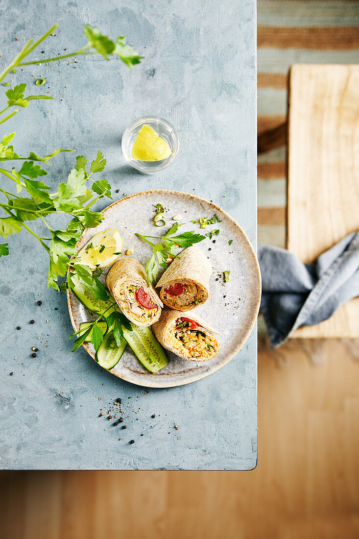 Blumenkohl-Couscous-Wraps auf Teller von oben