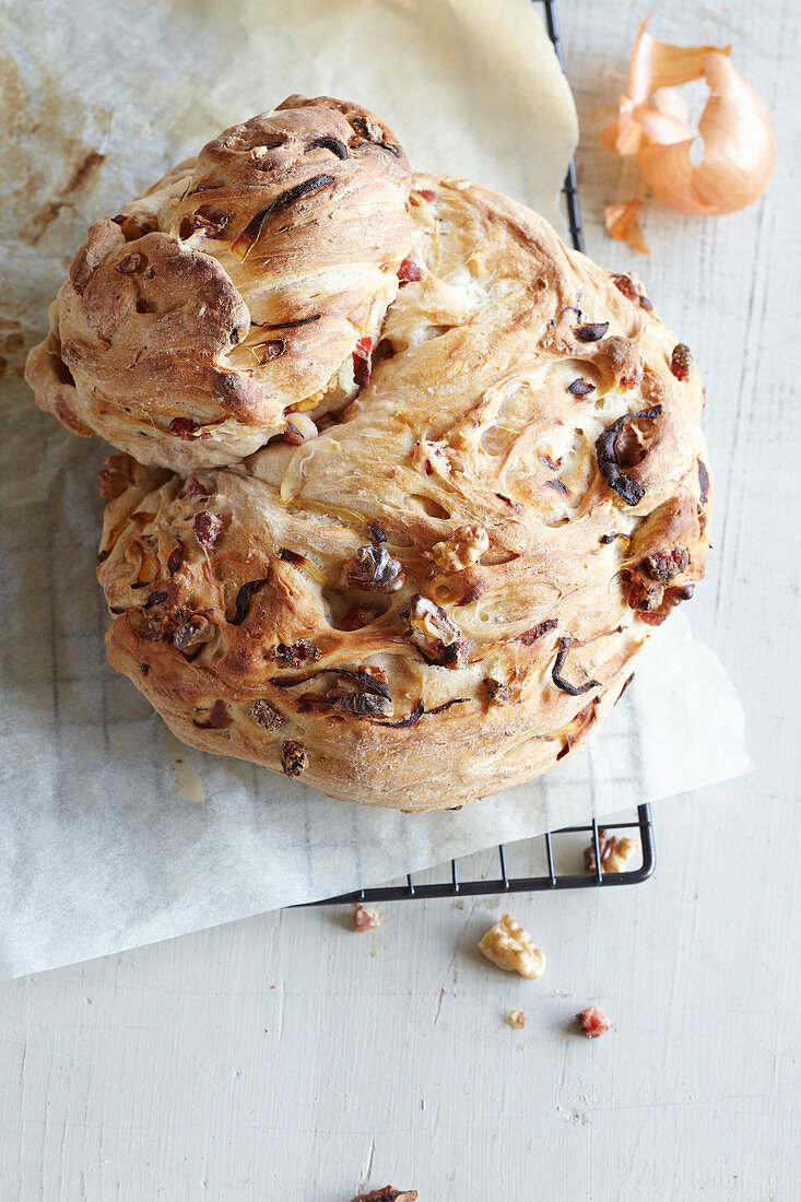 Zwiebelbrot auf Backpapier