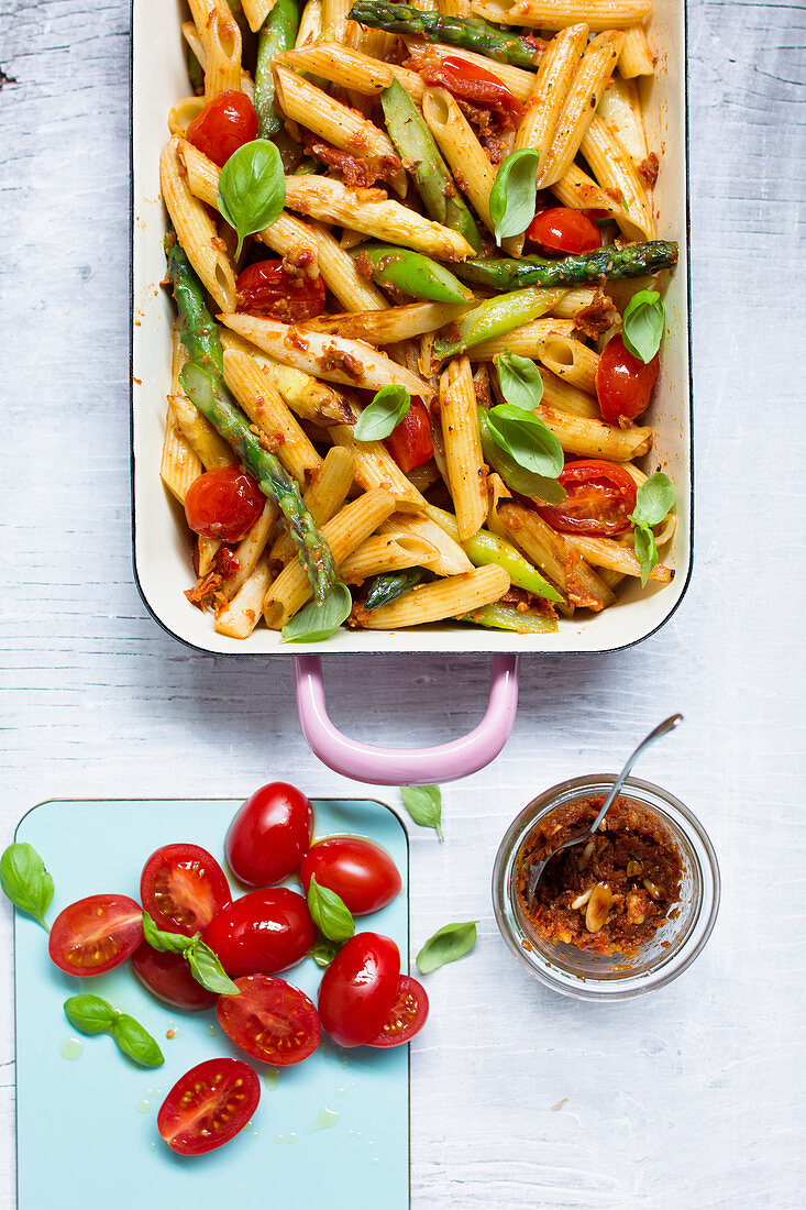 Vegan penne with asparagus and red pesto