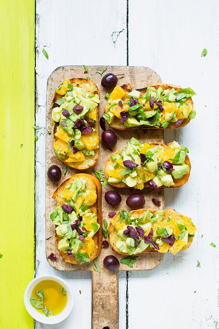 Vegane Röstbrote mit Avocado, Orange und Oliven