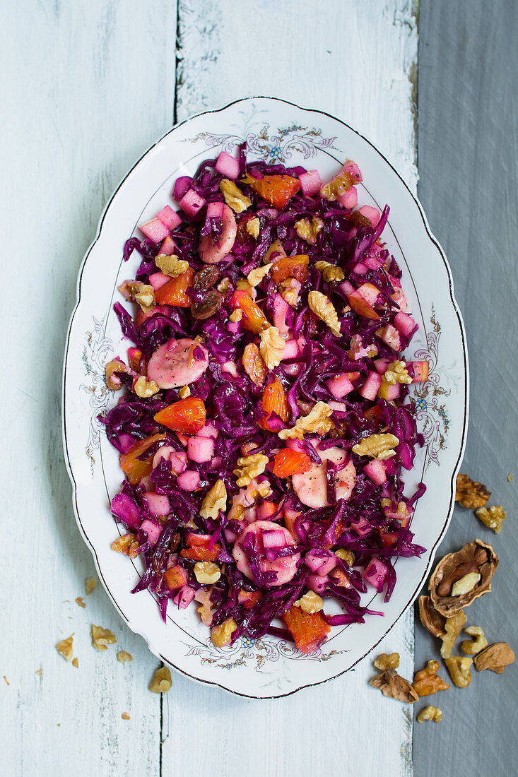 Vegan red cabbage salad with bananas and walnuts