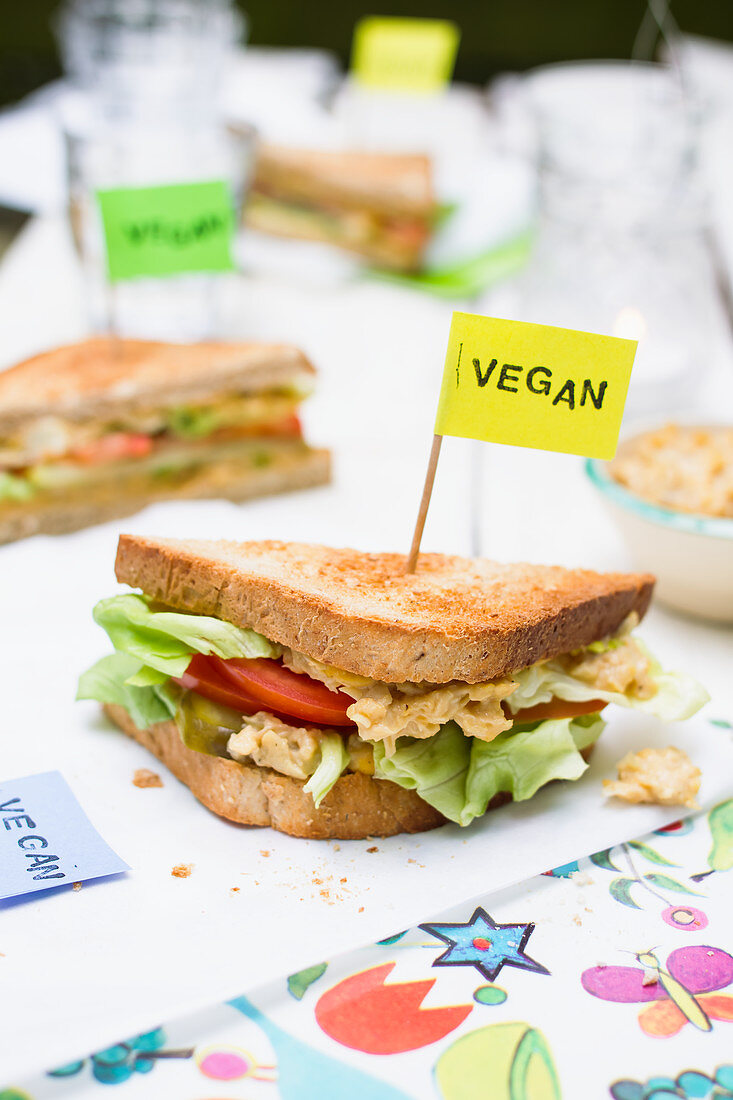 Veganes Vollkorn-Sandwich mit Kichererbsenaufstrich