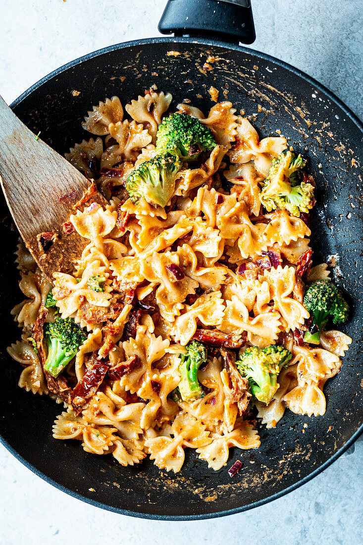 Pasta mit Brokkoli, Pesto-Sahne-Sauce und getrockneten Tomaten