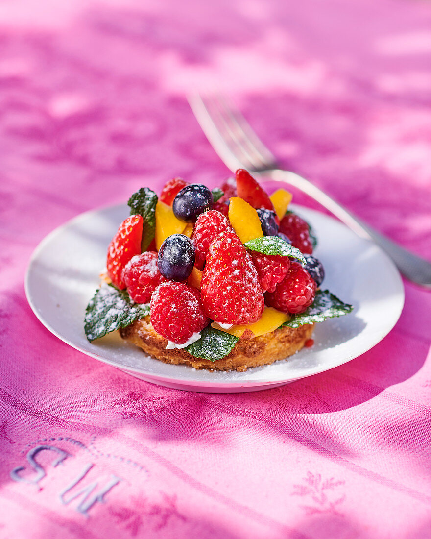 Fruit tarts with powdered sugar