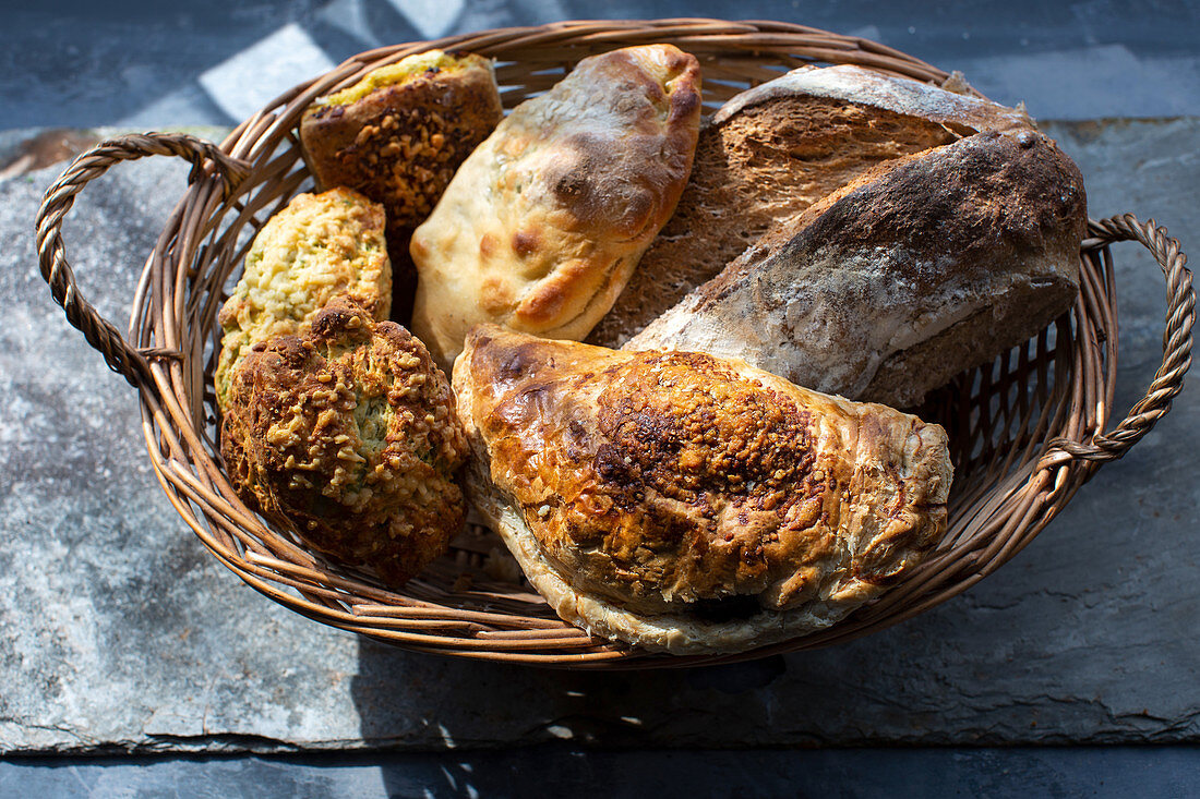 Artisan Bread, Pasties und Scones im Brotkorb