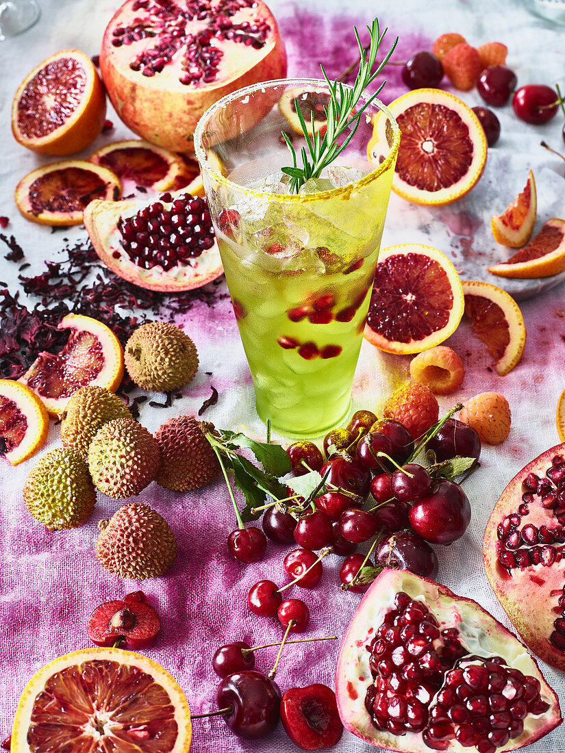 Aromatischer Cocktail mit Granatapfel und Blutorange