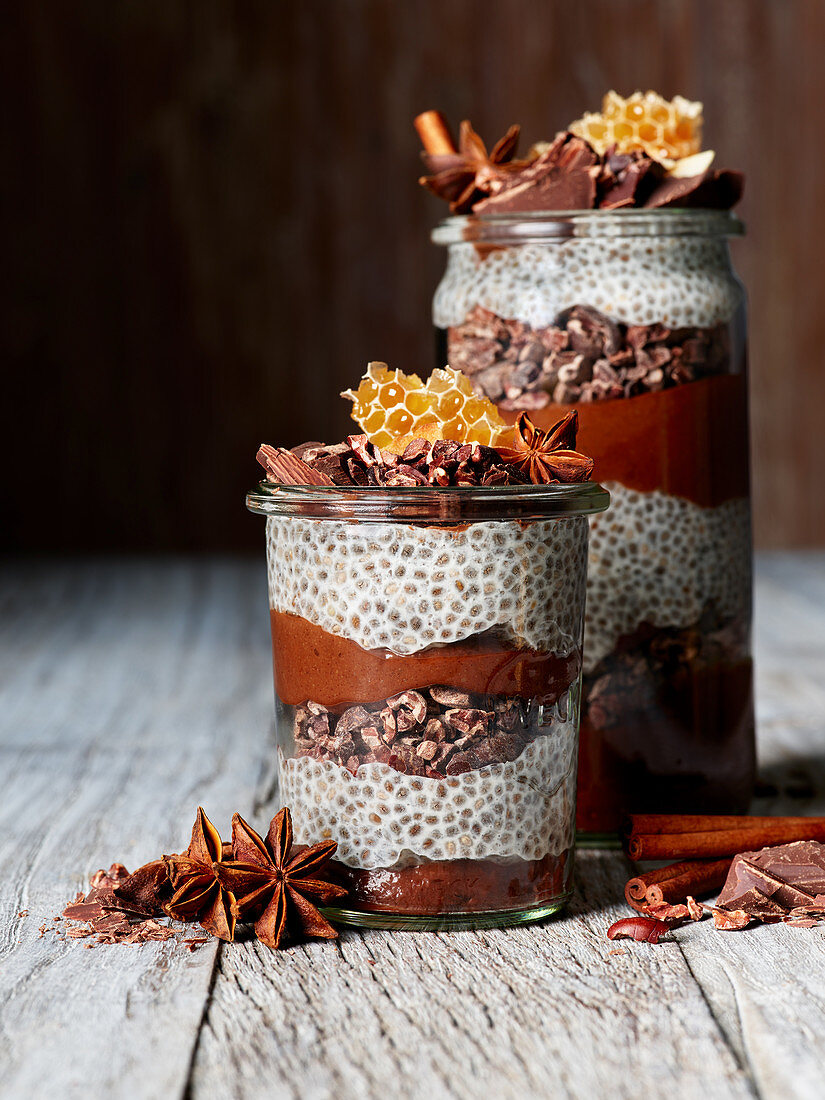 Schokoladen-Chia-Pudding mit Honig und Sternanis im Glas