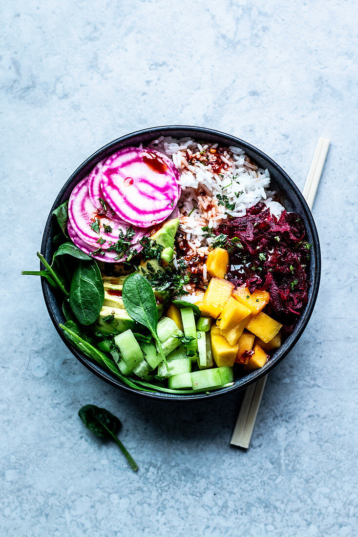 Super-Bowl mit Mango, Avocado und Ringelbete