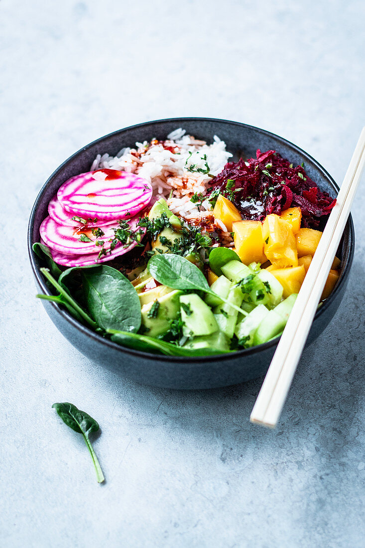 Super-Bowl mit Reis, Mango, Avocado und Ringelbete