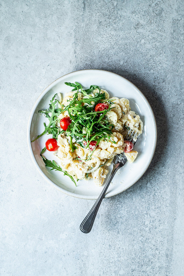 Sommerlicher Kartoffelsalat mit Tomaten und Rucola