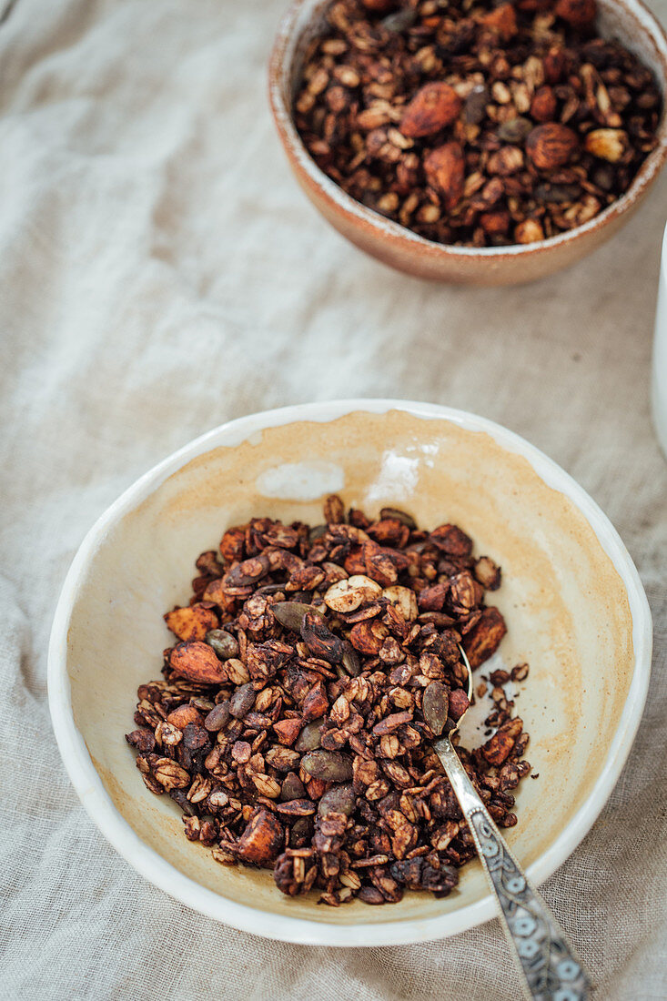 Müsli mit Mandeln, Cashewnüssen, Honig, Kakao, Kokosöl und Kürbiskernen