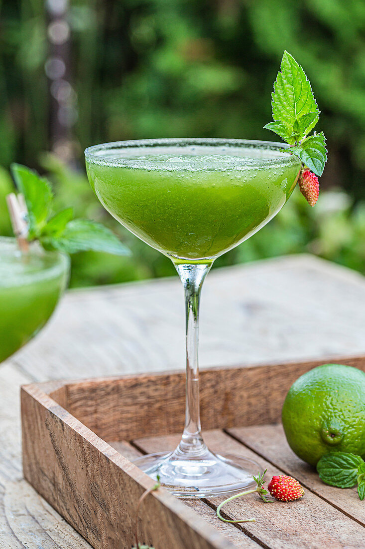 Grüner Margarita-Cocktail auf Tisch im Freien