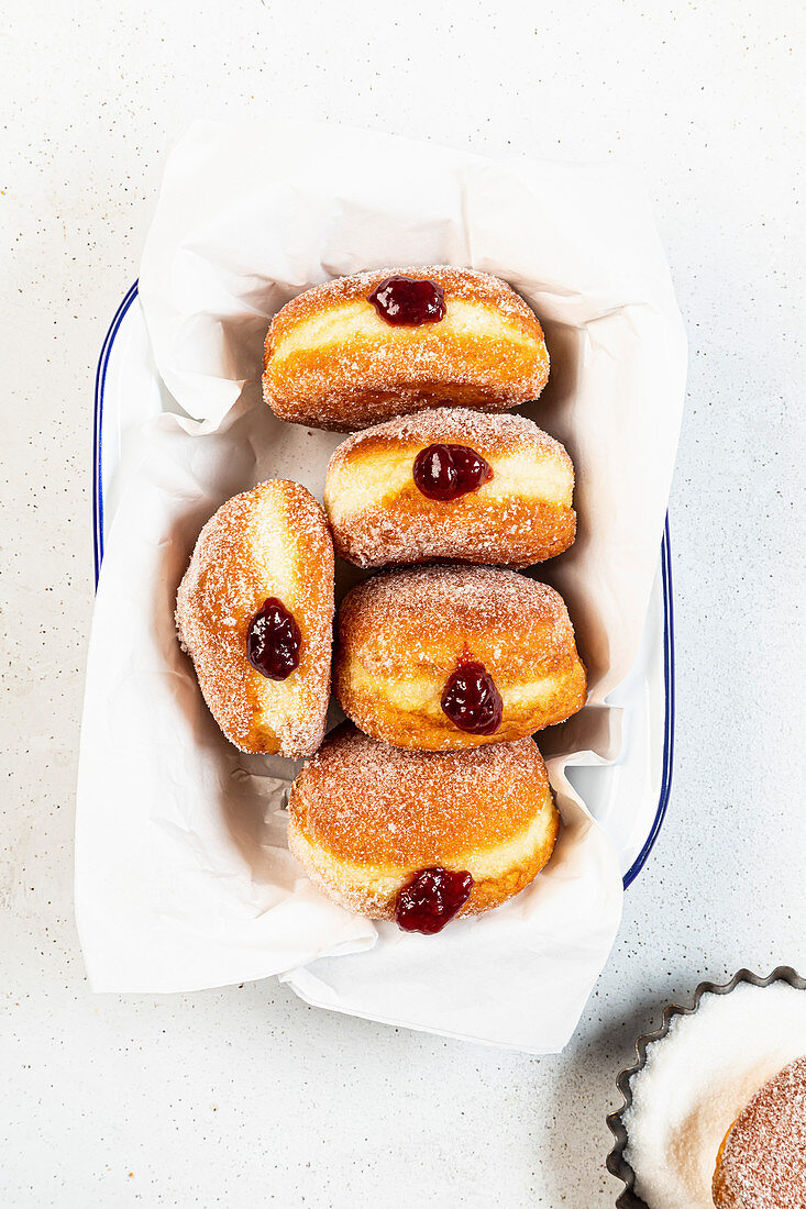 Donuts mit Marmeladenfüllung und Zuckerüberzug
